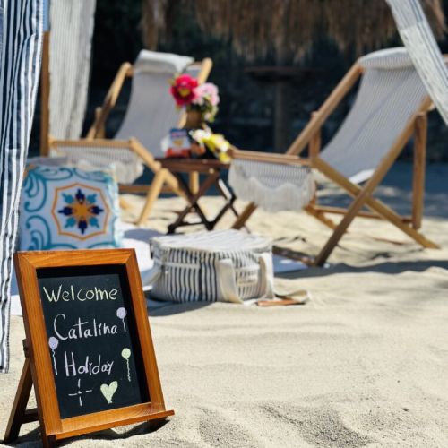 A cheerful “Welcome Catalina Holiday” sign sets the tone for a relaxed, personalized beach retreat.