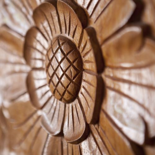 - Zoom in on timeless craftsmanship, this carved flower brings rustic soul to modern comfort
- Each petal tells a story, making your stay feel thoughtful and one of a kind
- Subtle design gem guests love spotting and snapping